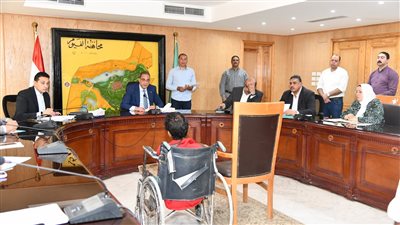  محافظ الفيوم يوجه بتوفير فرص عمل خلال لقائه مع المواطنين 