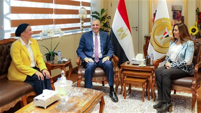 وزيرتا البيئة والتنمية المحلية يوقعان عقد تشغيل مصنع تدوير المخلفات بالغربية