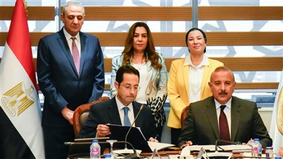 خطط الحكومة لحل أزمة النفايات.. توقيع عقد لتشغيل مصنع تدوير المخلفات بدفرة.. والشراكة مع القطاع الخاص تشجع على تطوير المنظومة 