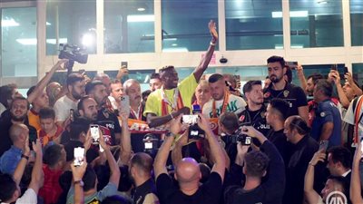 بالشماريخ والهتافات، جماهير جالطة سراي يحتفلون بالتعاقد مع أوسيمين (فيديو)