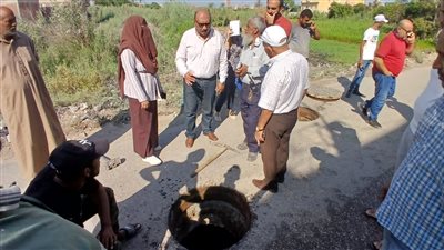 رئيس مياه القناة يترأس حملة تطهير خط الصرف الصحي بأبو شحاتة (صور) 