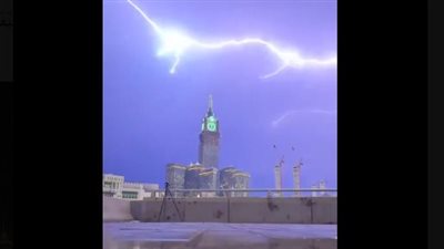 أمطار مكة وجدة تثير الهلع، وأصوات الرعد المخيف تدفع المطاعم لإذاعة القرآن (فيديو)