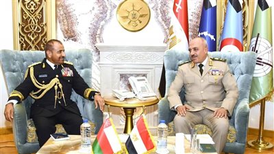 رئيس الأركان يبحث التعاون المشترك مع نظيره العماني (فيديو وصور) 
