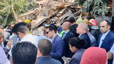 مدير أمن القاهرة يعاين موقع انهيار عقار أرض الجولف لمتابعة البحث عن المفقودين