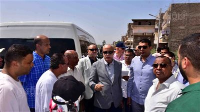 محافظ الأقصر يتابع أعمال رصف الطريق الزراعى الغربي (صور)