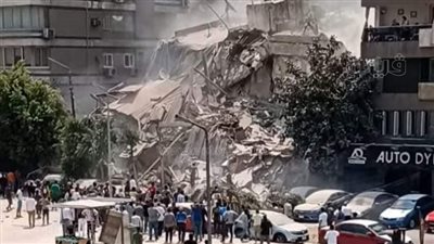 انتشال سيدة وتحطم عدد من السيارات أسفل عقار أرض الجولف المنهار (صور)