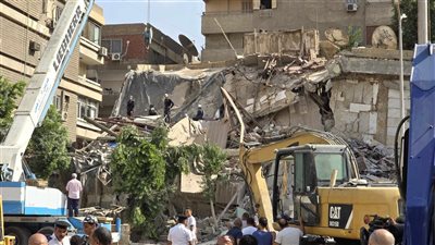 انهيار عقار سكنى بمنطقة أرض الجولف بالنزهة