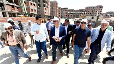 وزير الإسكان يتفقد شقق سكن لكل المصريين بالعاشر