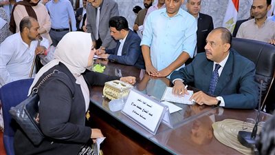 محافظ سوهاج يبحث شكاوى أكثر من 300 مواطن