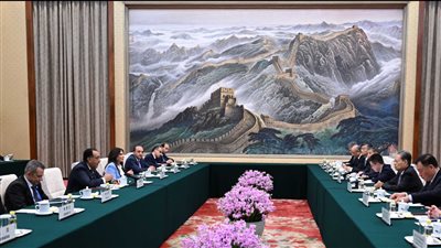 لدى وصوله بكين، رئيس الوزراء يلتقي رئيس لجنة المجلس الوطني لنواب الشعب الصيني