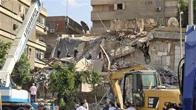 الدفع بمعدات هيئة النظافة والتجميل لرفع أنقاض عقار أرض الجولف المنهار (صور)