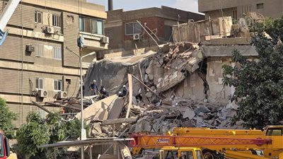 تفاصيل انهيار عقار أرض الجولف، الدفاع المدني ينقذ 3 أشخاص، عمليات البحث مستمرة عن آخرين مفقودين بين الركام وتحطم 6 سيارات، وشهود عيان يكشفون التفاصيل (صور)