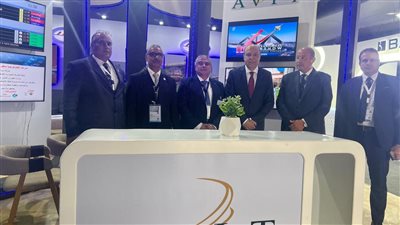 وزير الطيران يتفقد أجنحة معرض 