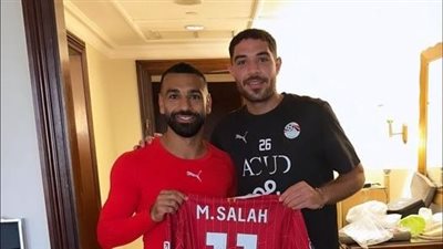 محمد صلاح يهدي قميص ليفربول لحمزة علاء بمعسكر منتخب مصر
