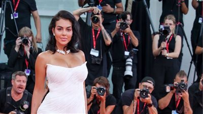 مهرجان فينيسيا، جورجينا رودريجيز بفستان أبيض ساحر على السجادة الحمراء