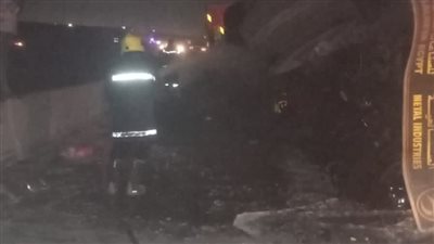 انقلاب مقطورة محملة بالزلط أسفل طريق الأوتوستراد والمرور يرفع آثار الحادث لمنع التكدس 
