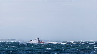 غرق باخرة إيرانية في مياه الكويت وانتشال عدد من الجثث