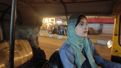 حاملة طفلها على رجلها، رحلة شيماء من الجامعة إلى سائقة توك توك لمساعدة أسرتها (فيديو وصور)