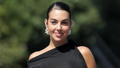 جورجينا رودريجيز تتألق بفستان أسود في مدينة فينيسيا (صور)