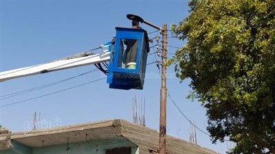 تركيب وإصلاح 45 كشاف إنارة وتغطية 14 بالوعة صرف شمال الأقصر (صور)