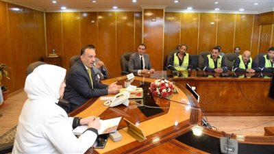 هشام أبو النصر يلتقي بالعاملين بشركة أسيوط للسيارات لتطوير منظومة العمل