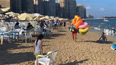  إقبال متوسط على شواطئ الإسكندرية ورفع الرايات الخضراء 