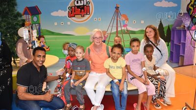 ألمانية تصنع مشغولات يدوية وتقدمها هدية للأطفال بأورام الأقصر (صور)