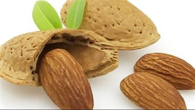فوائد اللوز، ينظم السكر بالدم ويقوى العظام والأعصاب 