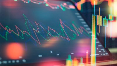 البورصة تكتسي بالأحمر بسبب القلق من ضريبة الأرباح الرأسمالية.. وخبراء: قرار التطبيق يؤثر سلبا على سوق المال