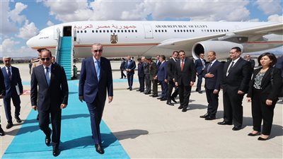 لحظة وصول الرئيس السيسي مطار أنقرة (صور)
