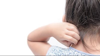 احذري الإمساك بطفلك من هذه المنطقة، حفاظا على سلامته