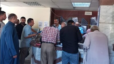  إقبال كبير من أهالي منشأة القناطر بالجيزة على التصالح في مخالفات البناء (صور)