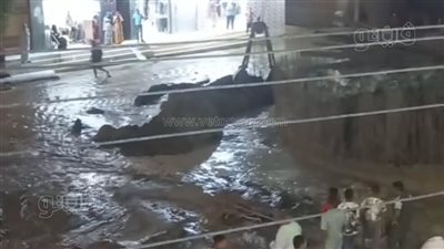 الشوارع غرقت، كسر خط مياه الشرب غرب الأقصر بسبب أعمال الصرف الصحي 