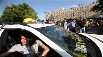 استغلت أزمة الرهائن، سائقة تهرب 4 فلسطينيين لا يحملون تصاريح إقامة 