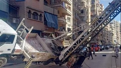 انقلاب ونش لرفع الأثاث على سيارة ملاكي في المنصورة (صور)