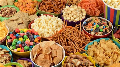 معهد التغذية يحذر من المقرمشات المغلفة ويكشف عن البديل الصحي 