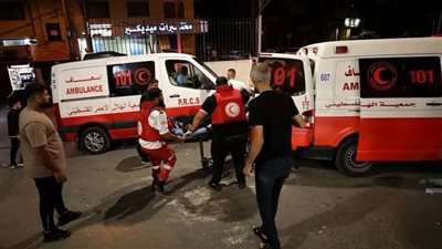 شهداء ومصابون في قصف إسرائيلي بشكل مفاجئ لخيام النازحين بمستشفى شهداء الأقصى