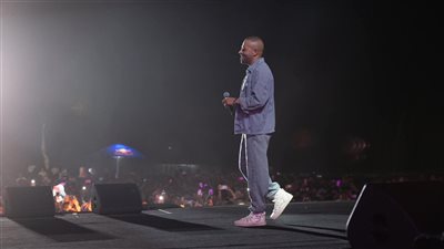 تجهيزات ضخمة قبل حفل تامر عاشور في جدة غدا 