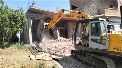 إزالة 4 حالات تعدٍ على الأراضي الزراعية بقرية الترامسة في قنا