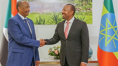 البرهان يلتقي رئيس الوزراء الإثيوبي في الصين، اعرف السبب