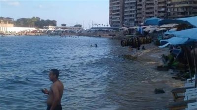 إقبال ضعيف بشواطئ الإسكندرية ورفع الرايات الخضراء 