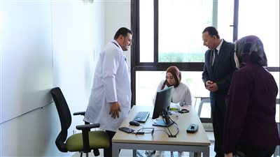 رئيس جامعة المنصورة الجديدة يتفقد الكشف الطبي على الطلاب الجدد 