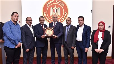وزير العمل يشهد حفل تكريم موظفين بلغوا سن التقاعد