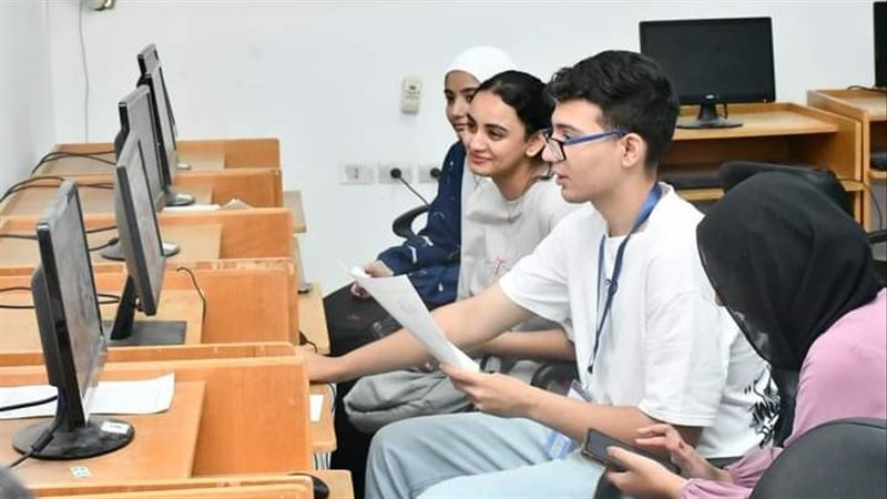 جانب من التقدم بالطلبات،