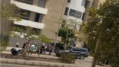 لحظة وصول أسرة الفنان أحمد رزق لجلسة محاكمة ابنه بتهمة دهس عامل دليفري (صور) 