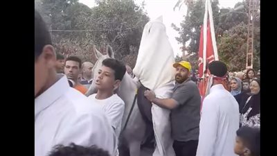 ظهور شبح ملفوف بقماش أبيض في المولد يثير الخوف، والنشطاء: زفة سيدي المستخبي (فيديو) 