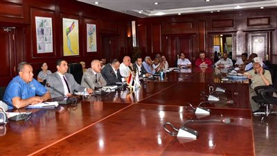 محافظ الأقصر يبحث ملفات التقنين والتصالح والمتغيرات المكانية والمراكز التكنولوجية