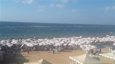 شاهد، إقبال متوسط على شواطئ الإسكندرية وسط هدوء نسبي للأمواج 