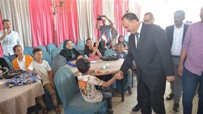 محافظ أسيوط يشهد الكرنفال السنوي لتوزيع حقائب مدرسية جديدة على الأطفال (فيديو وصور) 