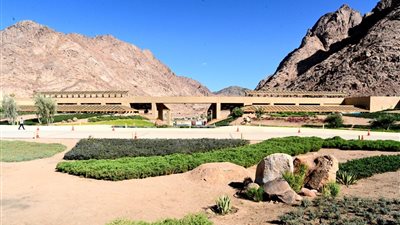 وزير الإسكان يتفقد ساحة السلام والفندق الجبلي ومركز الزوار بمشروع تطوير موقع التجلي الأعظم 